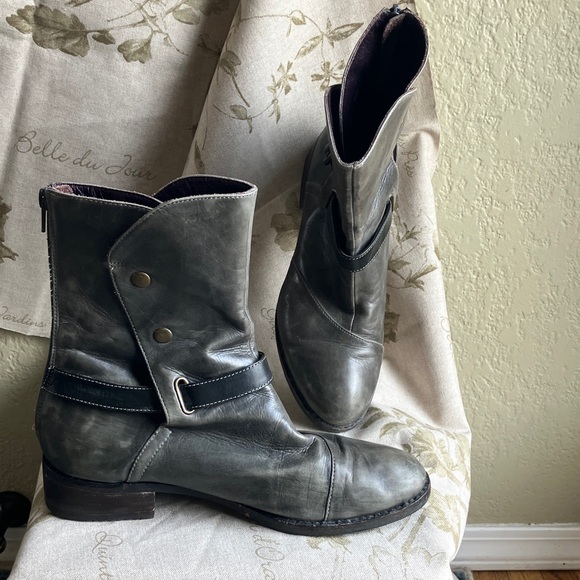 Everybody by BZ Moda Shoes - Everybody by BZ Moda 90’s booties
